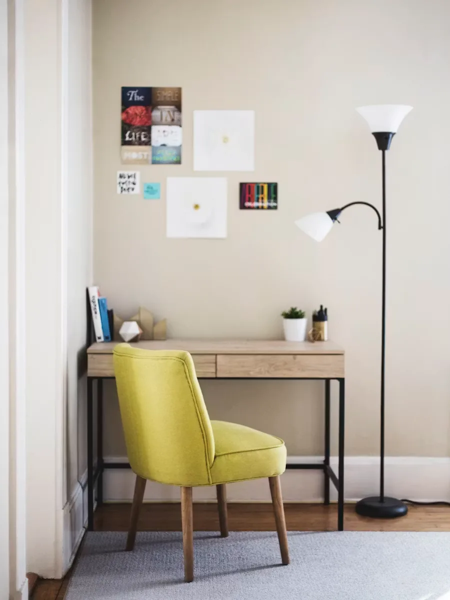 Escrivaninha de home office junto à janela