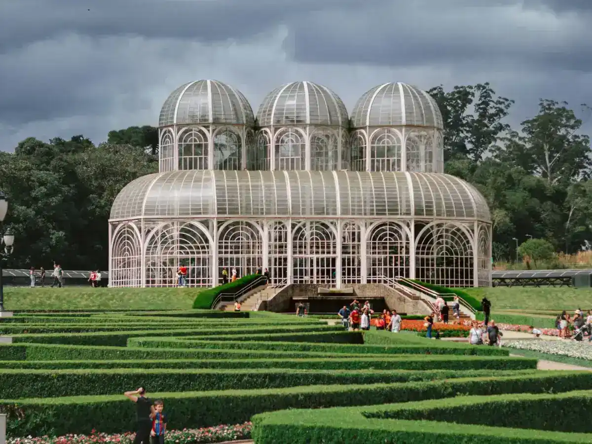 Estufa do Jardim Botânico de Curitiba com jardins geométricos