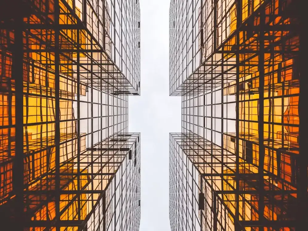 Fachada de edifício corporativo tratada