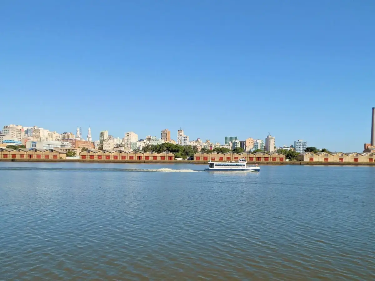 Orla do Guaíba e o skyline histórico de Porto Alegre visto da água
