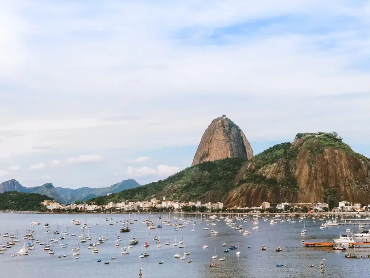 Pão de Açúcar e a orla de Botafogo no Rio de Janeiro