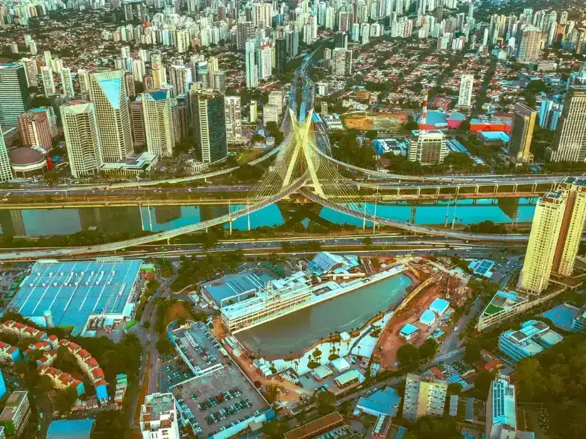 Ponte Estaiada Octávio Frias de Oliveira e o skyline de São Paulo