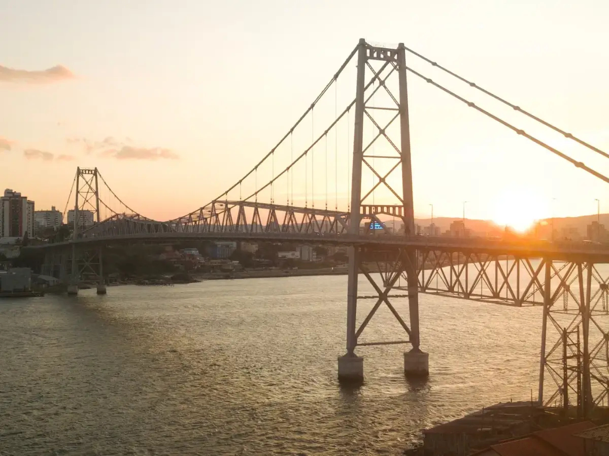 Ponte Hercílio Luz ao pôr do sol em Florianópolis