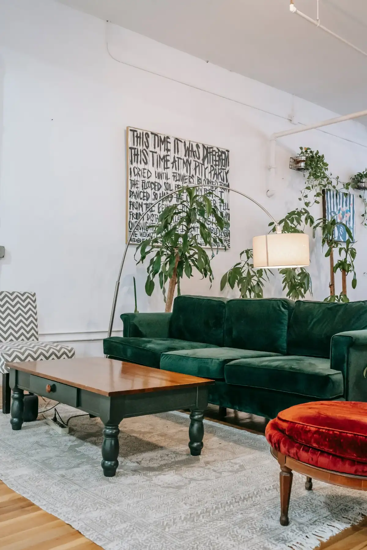 Sala de estar de alto padrão com mesa de madeira