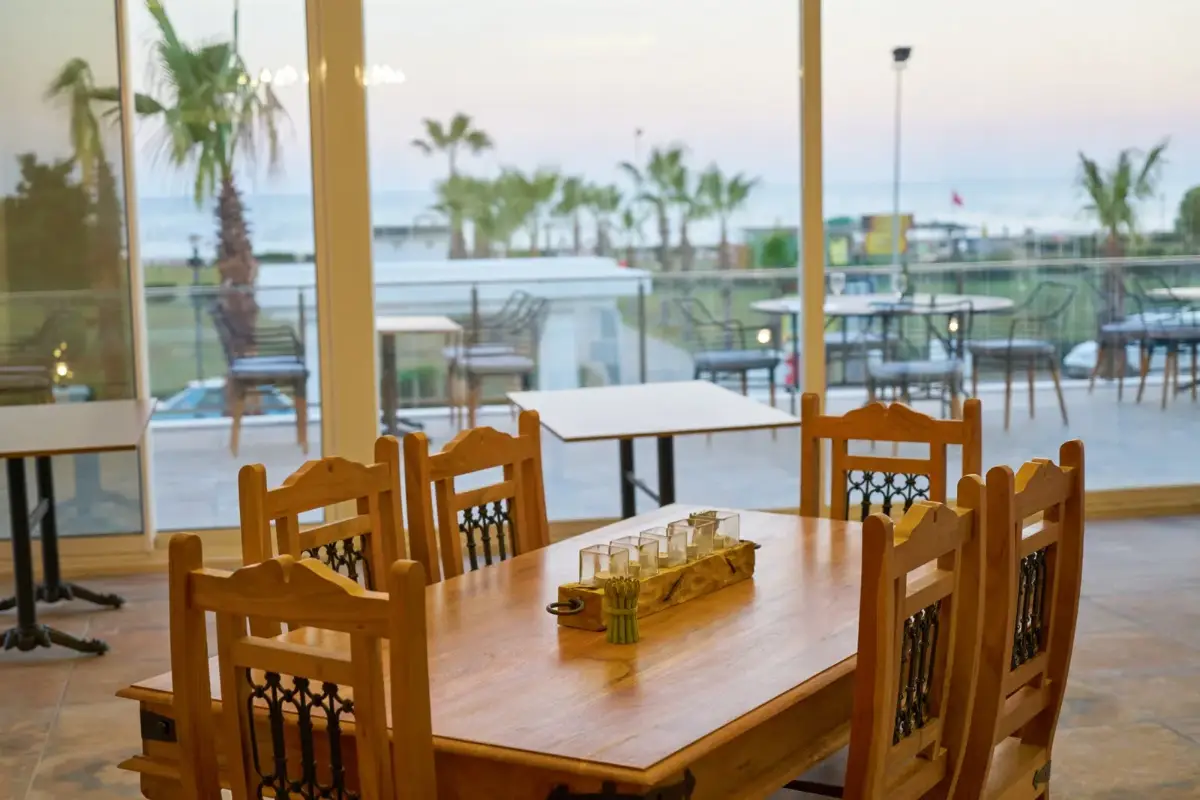 Mesa de jantar de madeira em ambiente de alto padrão