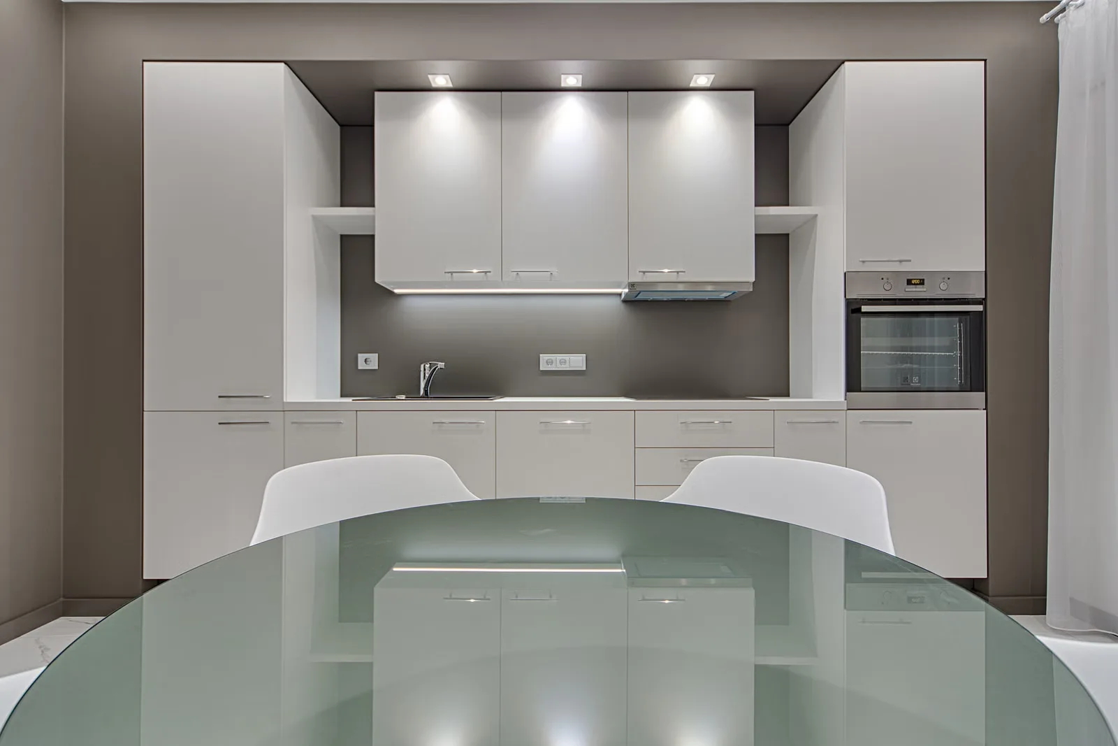 Mesa de jantar com tampo de vidro em ambiente moderno