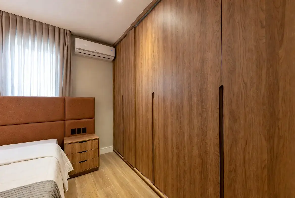 Guarda-roupa em quarto