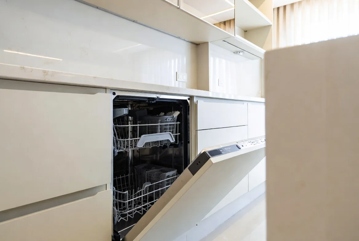 Cozinha com eletrodomésticos embutidos