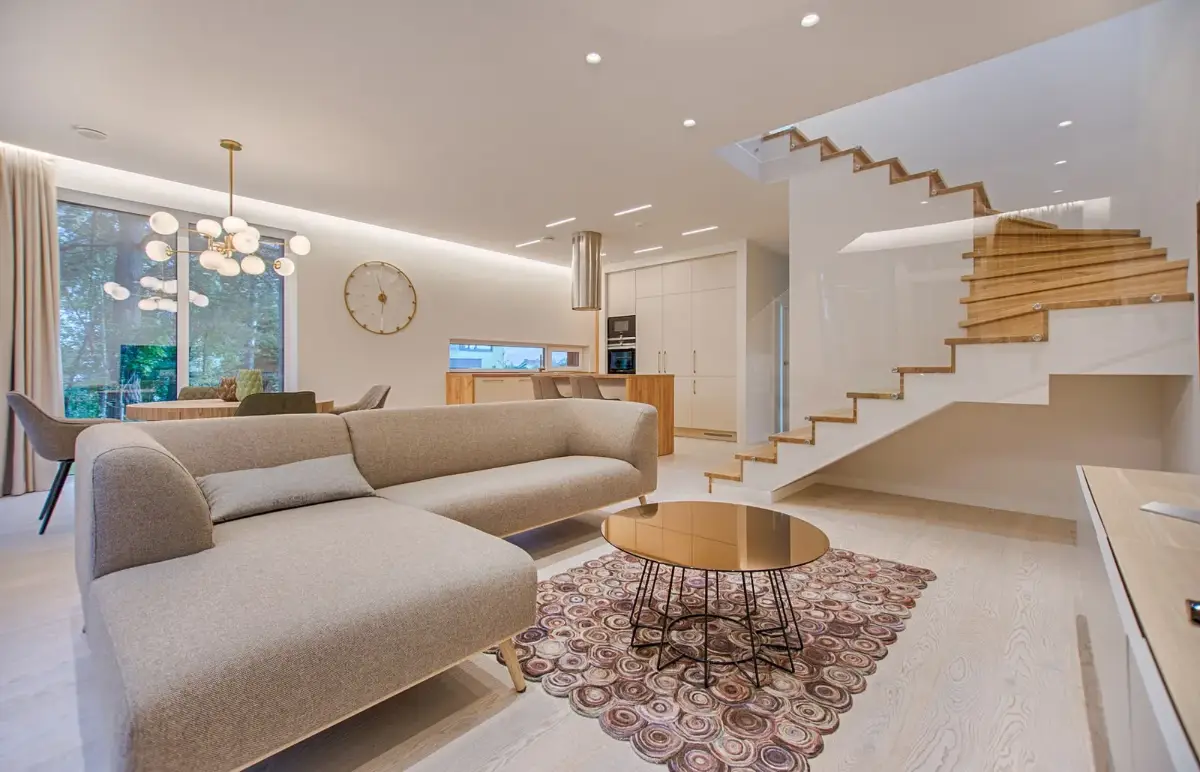 Sala de estar de alto padrão com sofá e mesa de centro