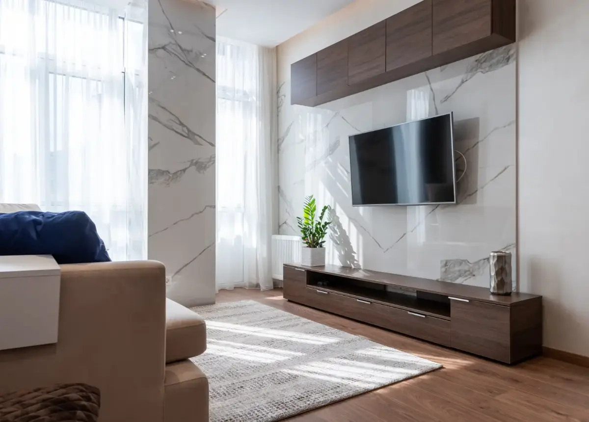Rack e painel de TV em sala de estar