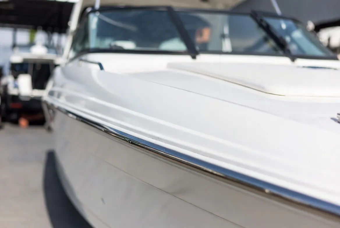 Proa de barco novo com casco branco impecável na marina