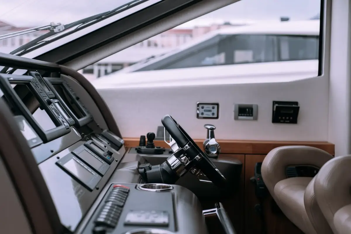 Console e painel de comando de iate com telas de navegação