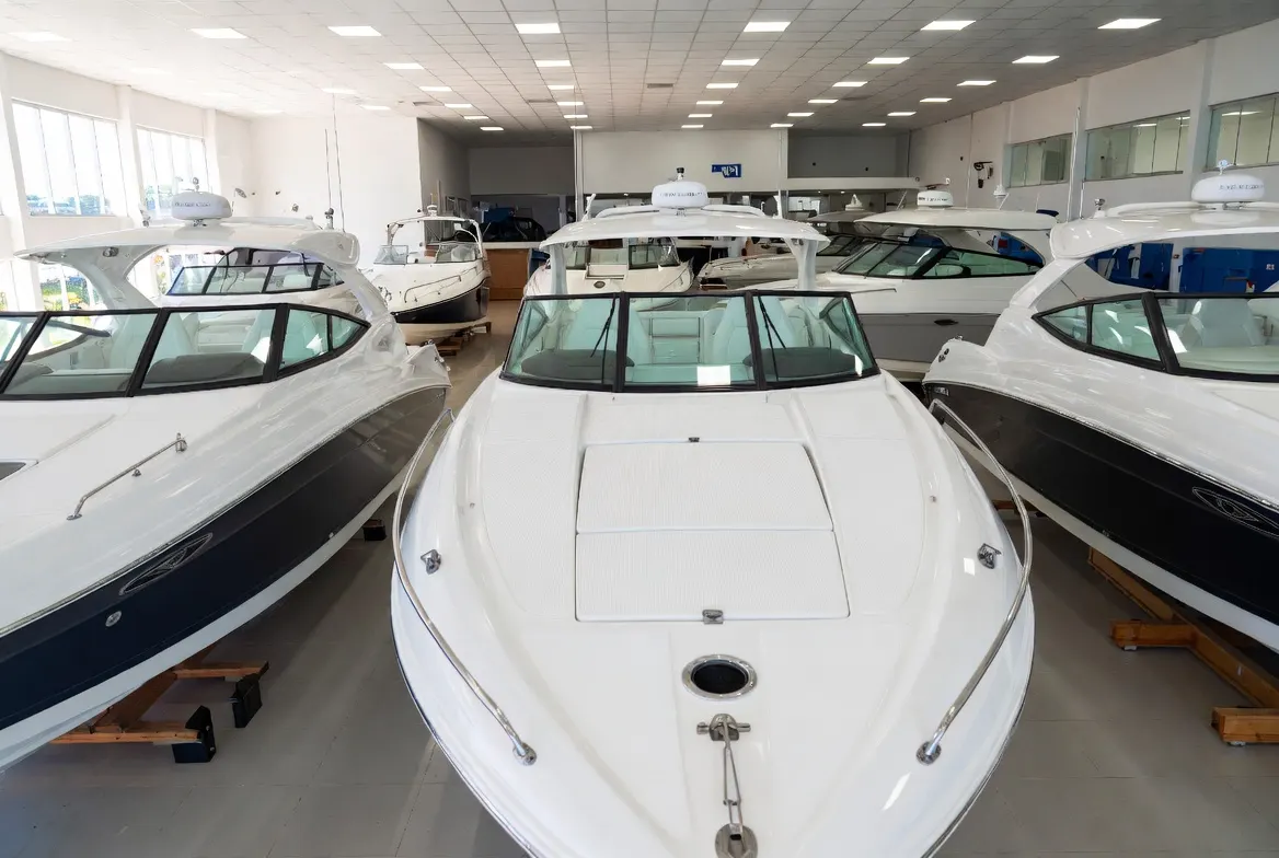 Lanchas novas em showroom de concessionária náutica