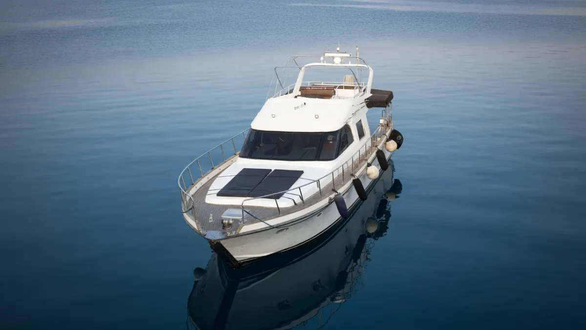 Iate com flybridge ancorado em mar calmo