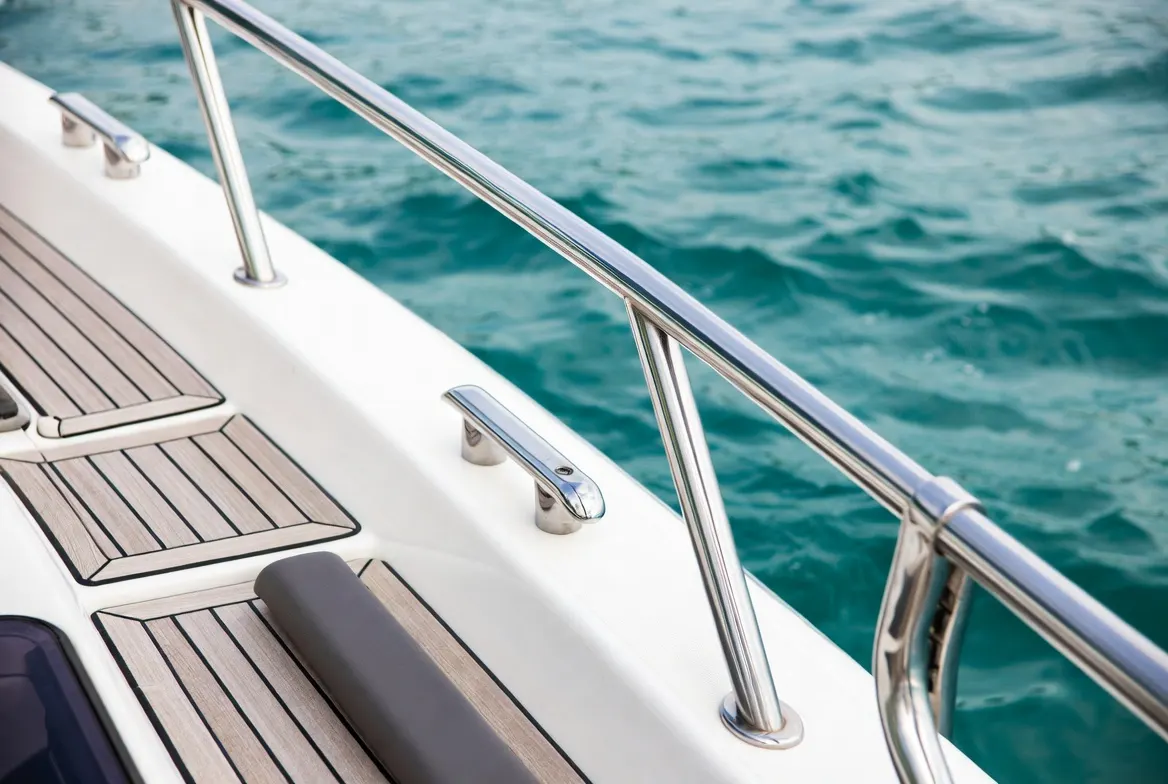 Guarda-corpo de inox e cunho polidos com deck de teca a bordo