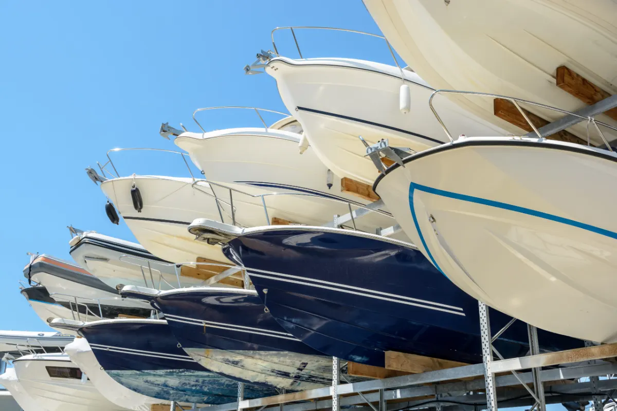 Barcos armazenados em racks de vaga seca