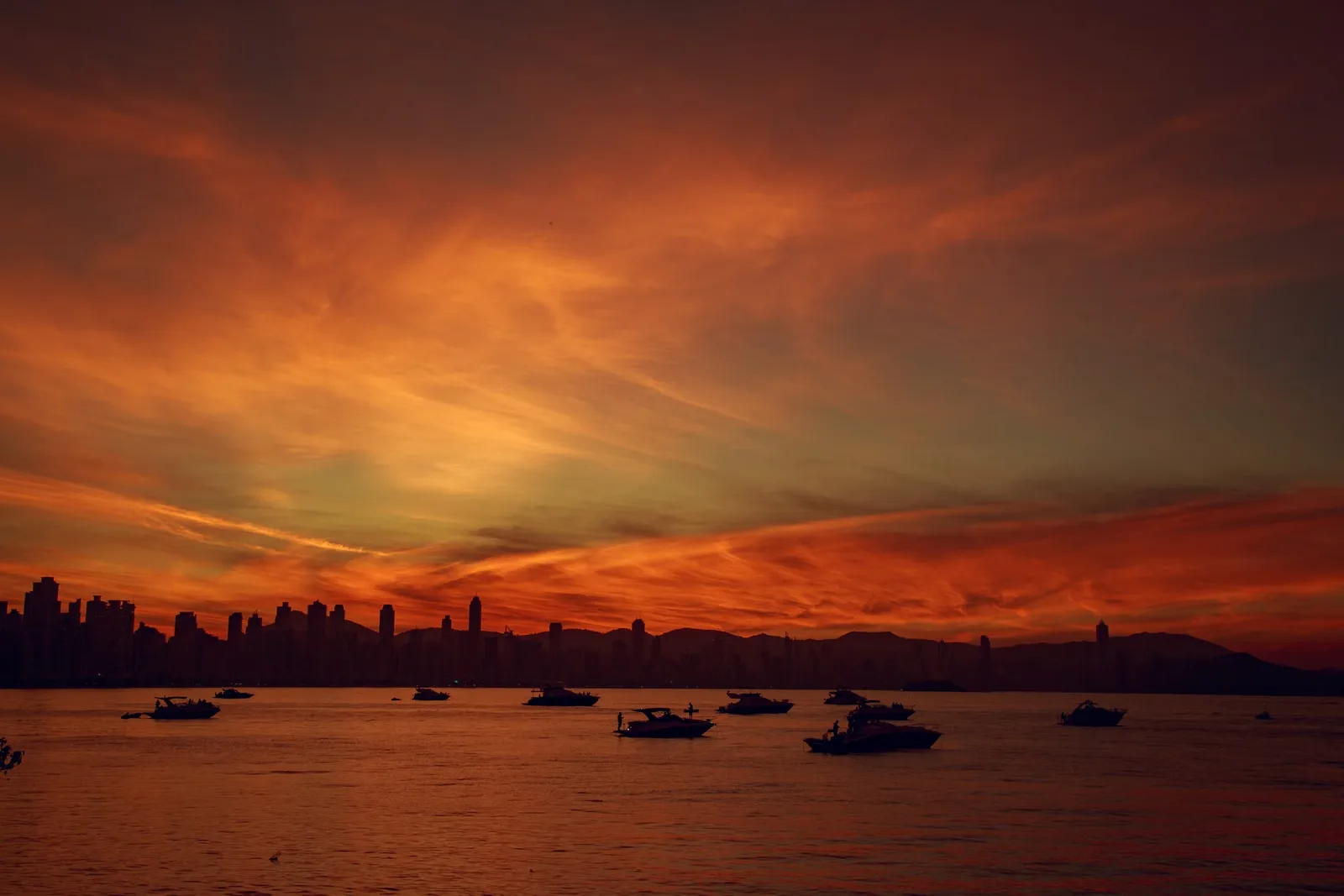 Entardecer na orla de Balneário Camboriú com barcos no mar