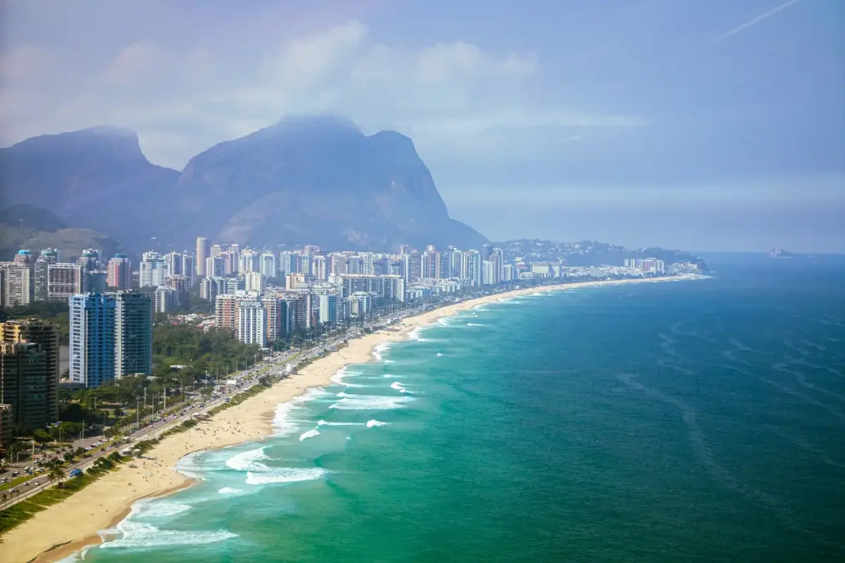 Vista aérea da praia da Barra da Tijuca com a Pedra da Gávea ao fundo