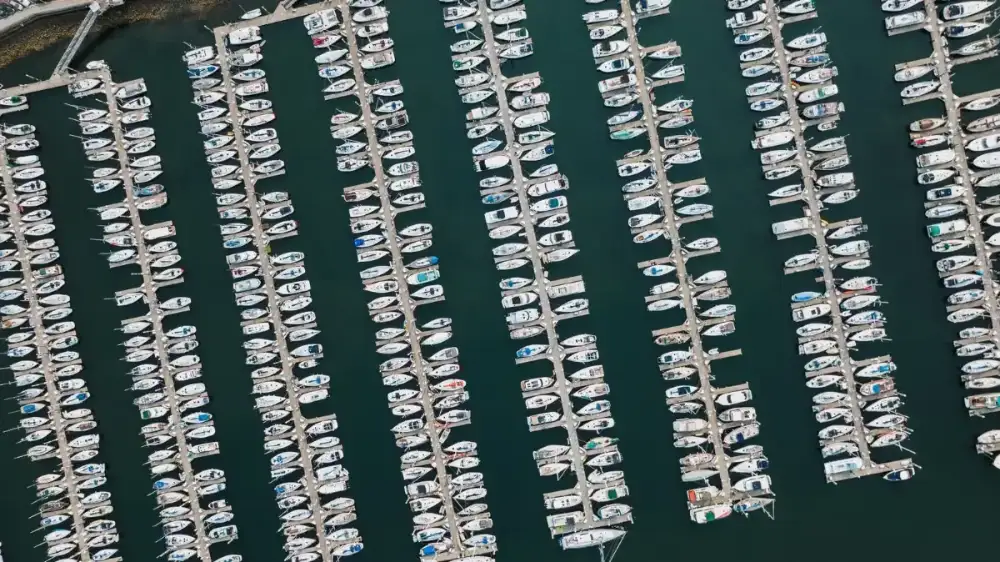 Vista aérea de vagas molhadas alinhadas em marina
