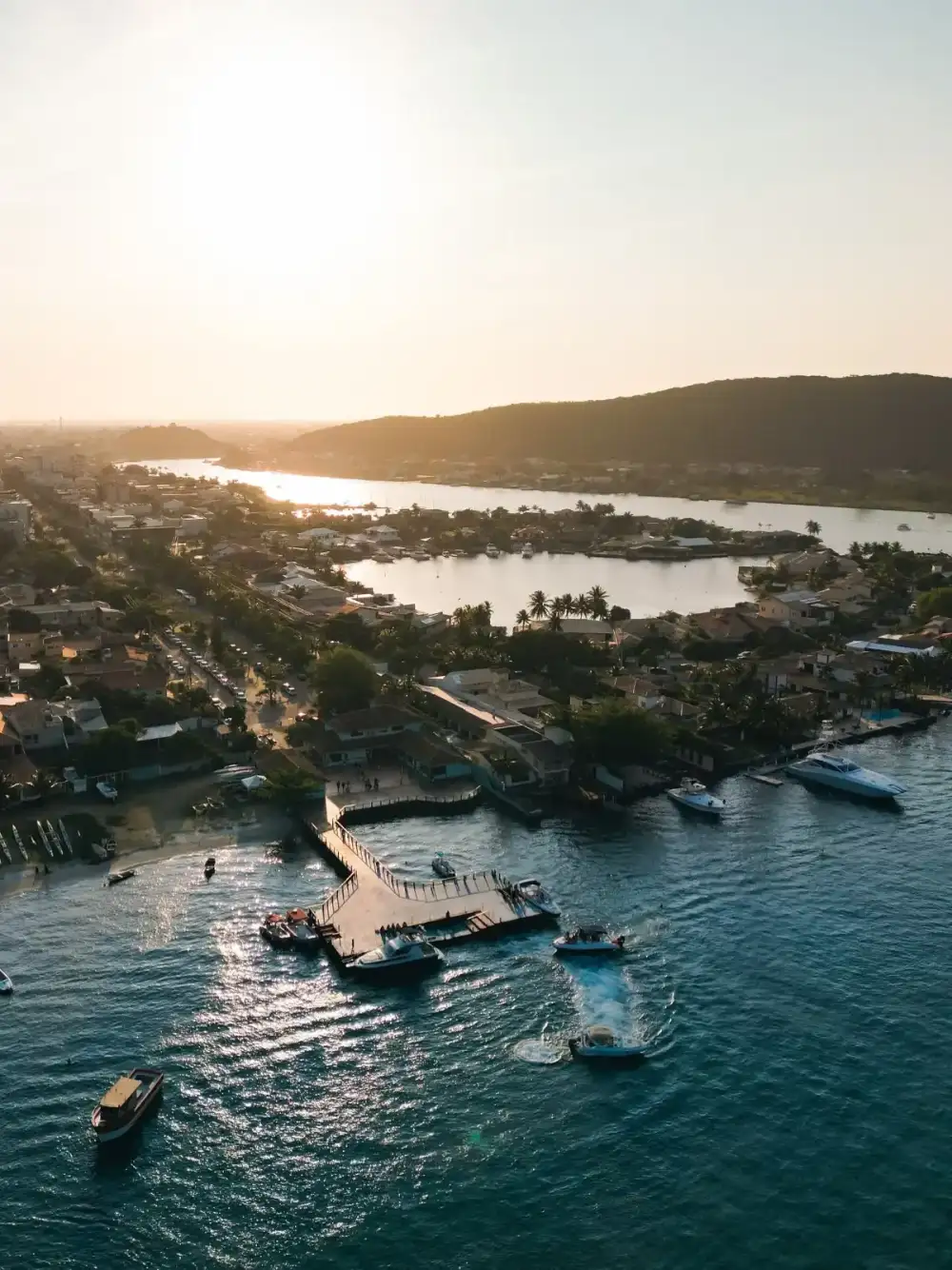 Vista aérea do porto de Cabo Frio junto à lagoa, ao entardecer
