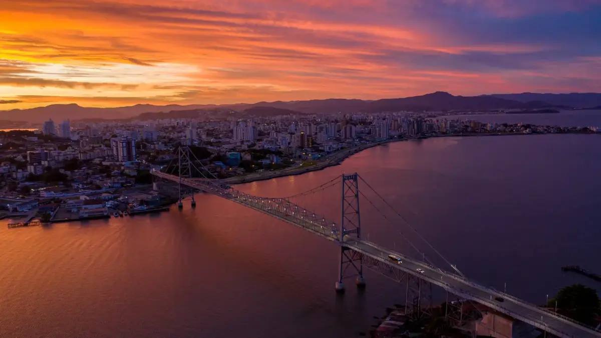 Vista aérea da ponte Hercílio Luz em Florianópolis