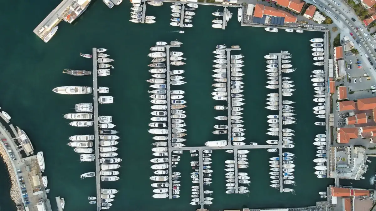 Vista aérea de marina urbana com centenas de vagas
