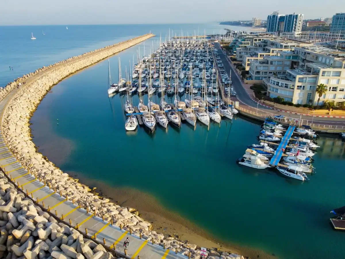 Vista aérea de marina com píeres e lanchas