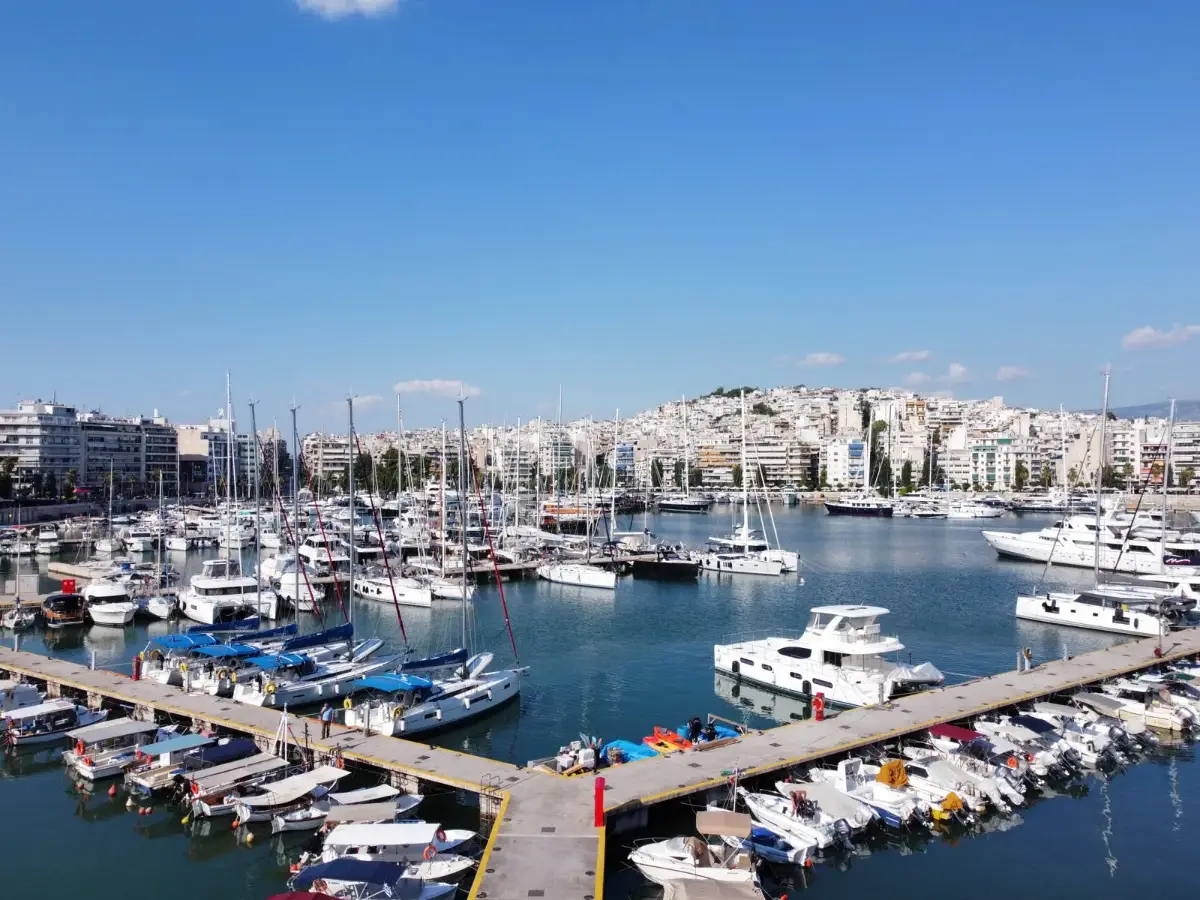 Lanchas em marina sob céu azul