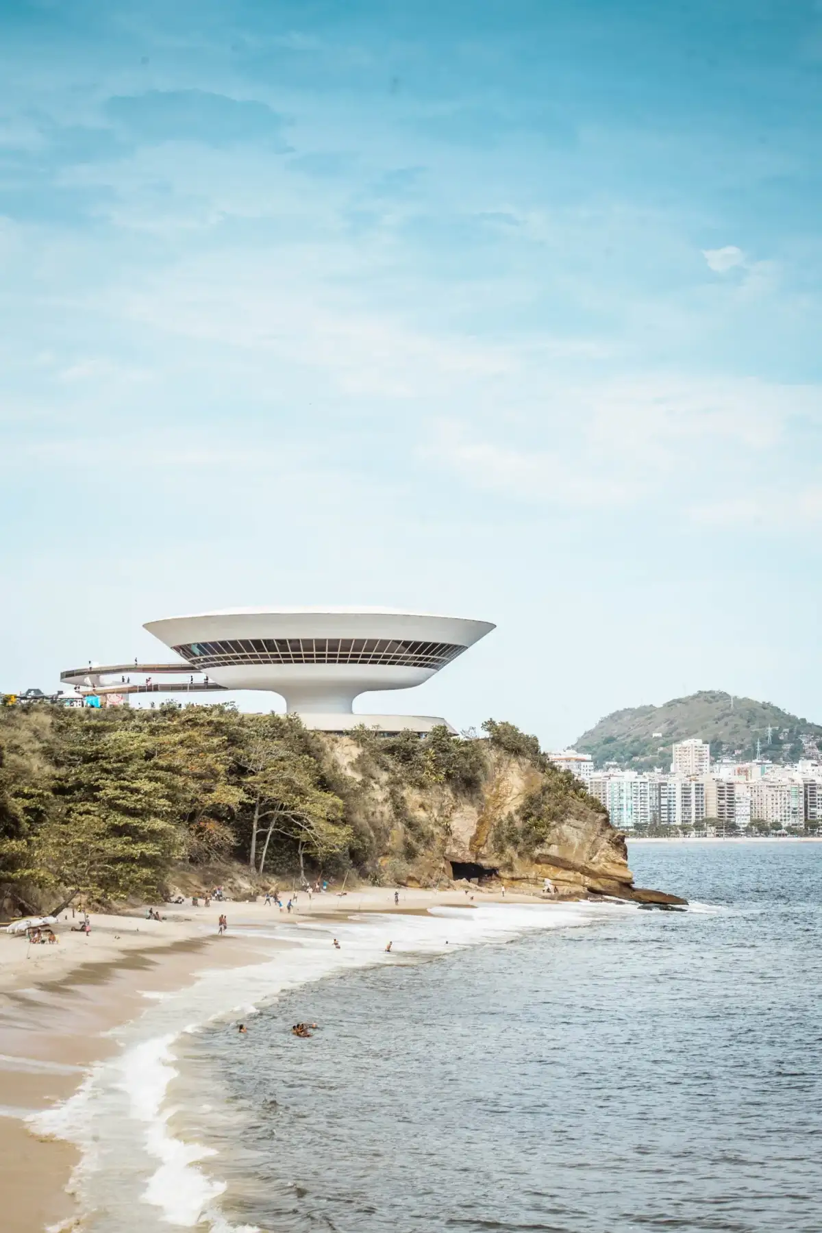 Museu de Arte Contemporânea de Niterói sobre a Baía de Guanabara