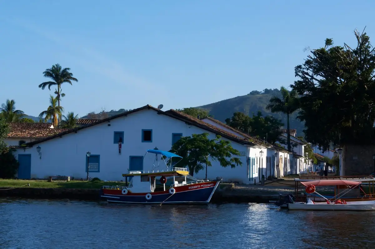 Casario colonial de Paraty à beira-mar com barcos tradicionais