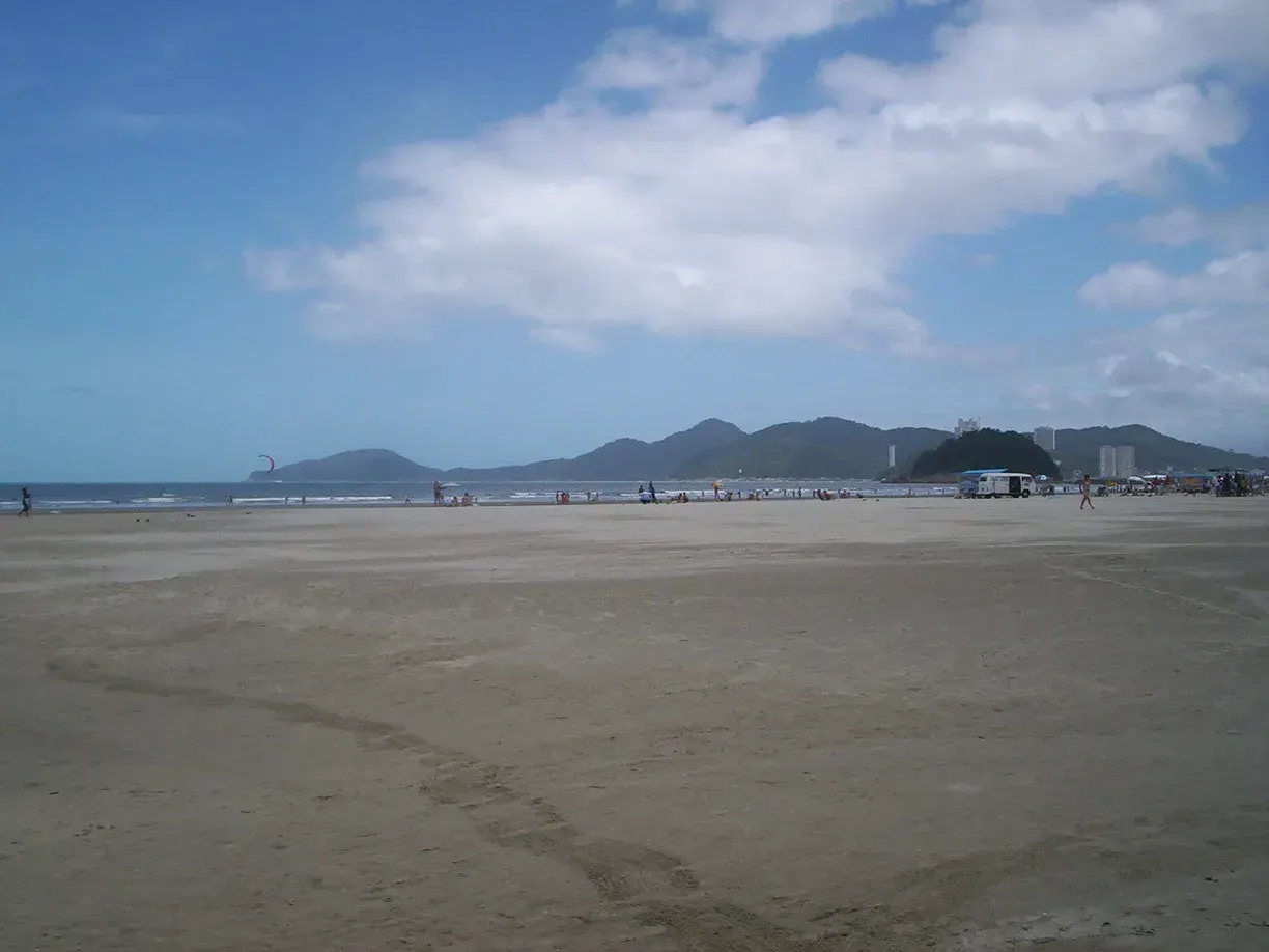 Praia de Santos com o morro ao fundo, litoral paulista