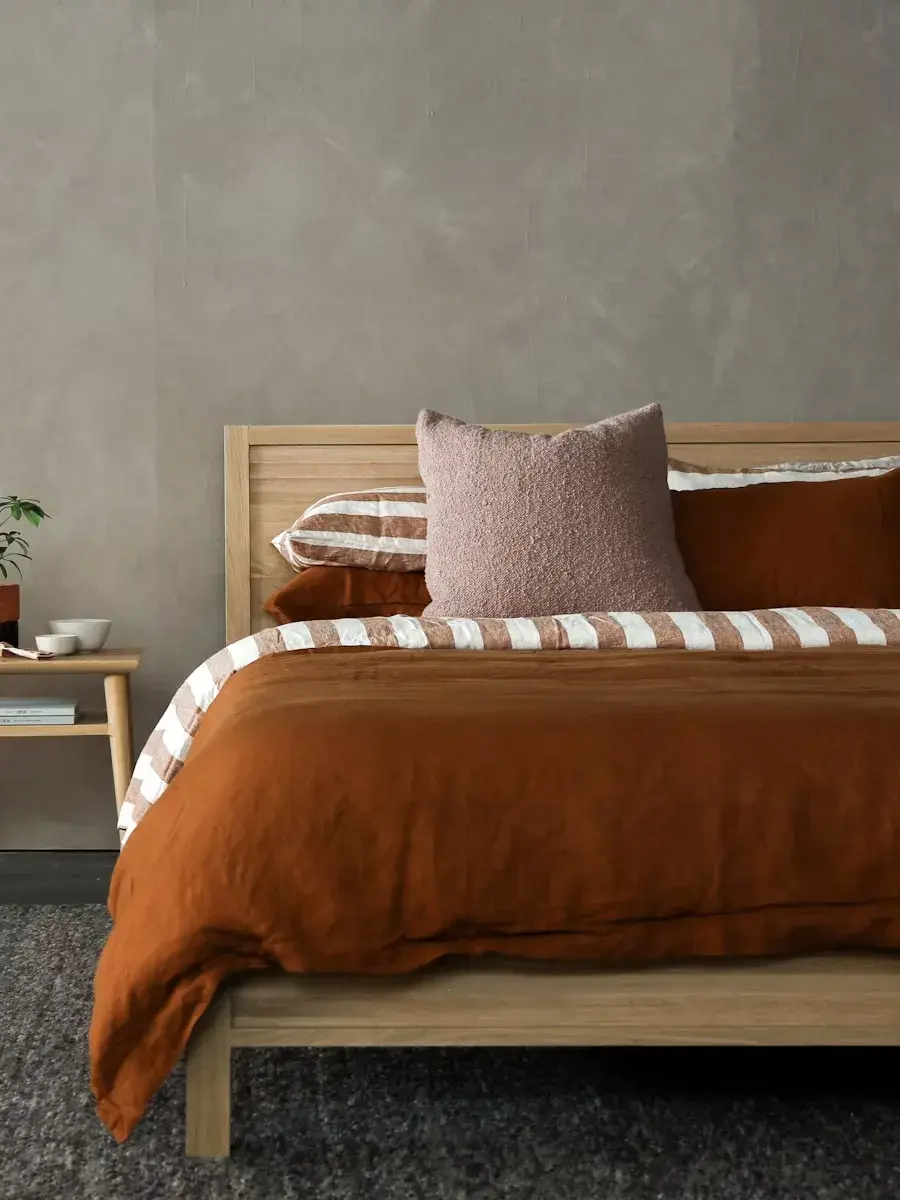Quarto com cama e janela ampla