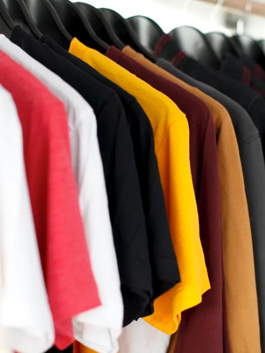 Roupas em exposição em loja