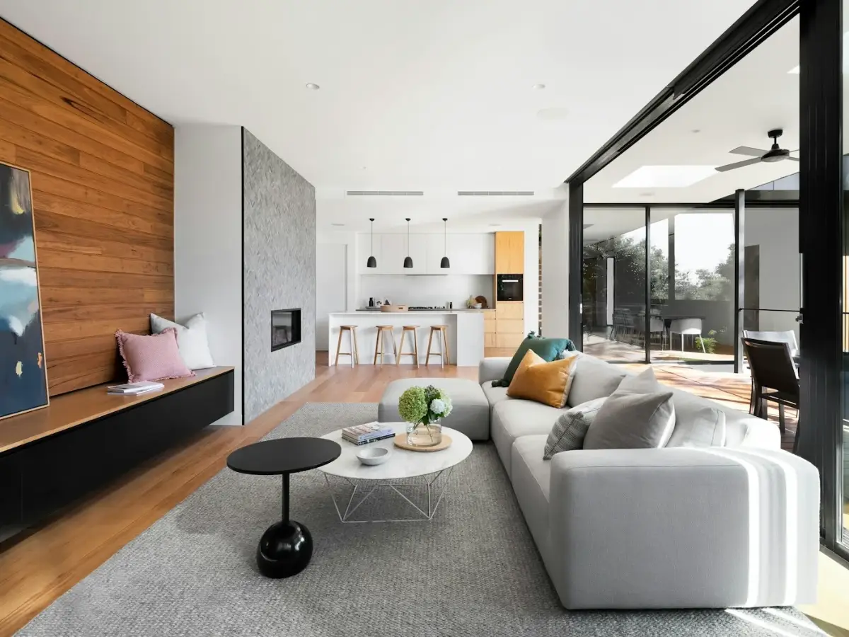 Sala residencial com película de controle solar na janela