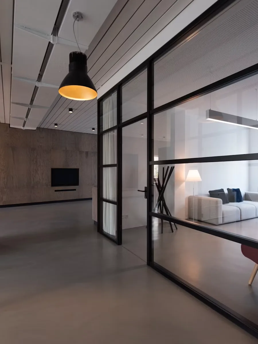 Sala de reunião com divisória de vidro jateado