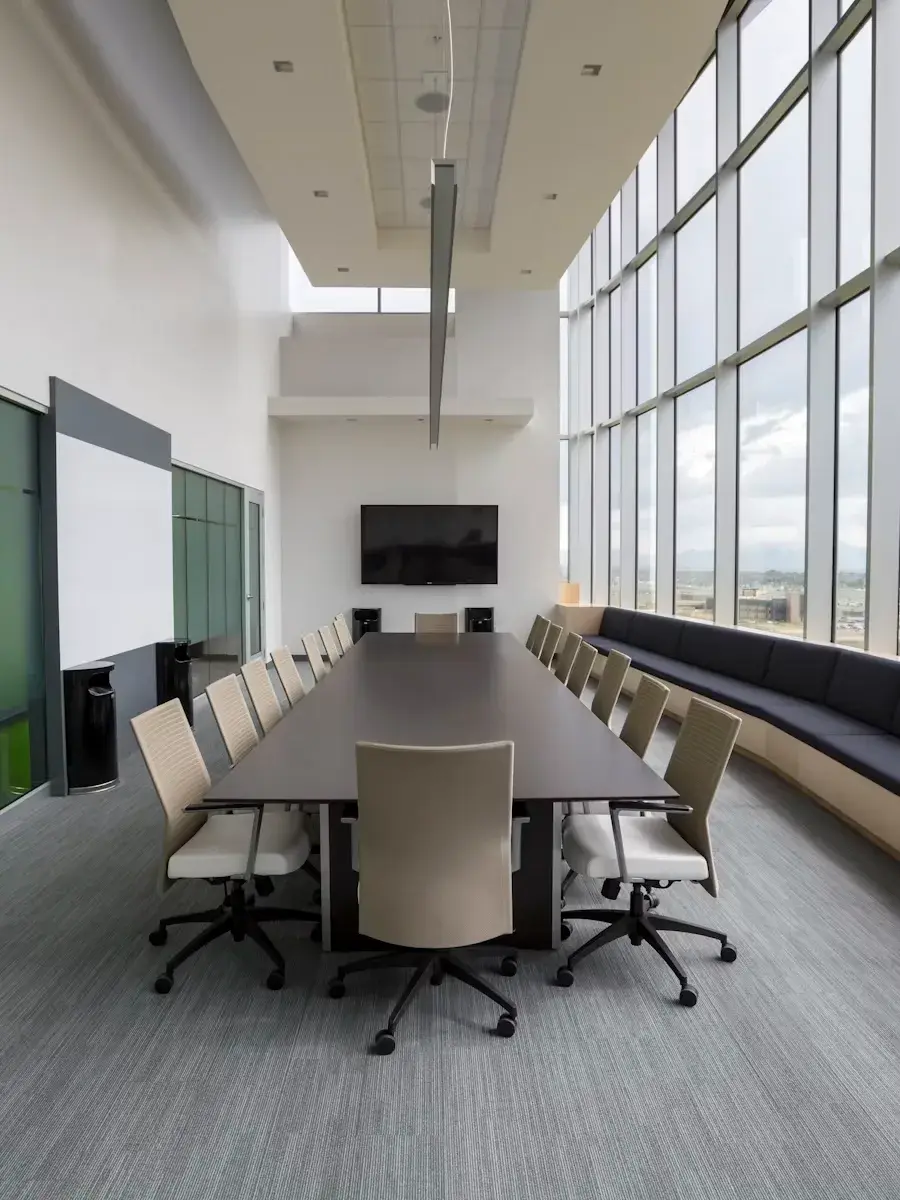 Sala de reunião envidraçada com mesa e cadeiras
