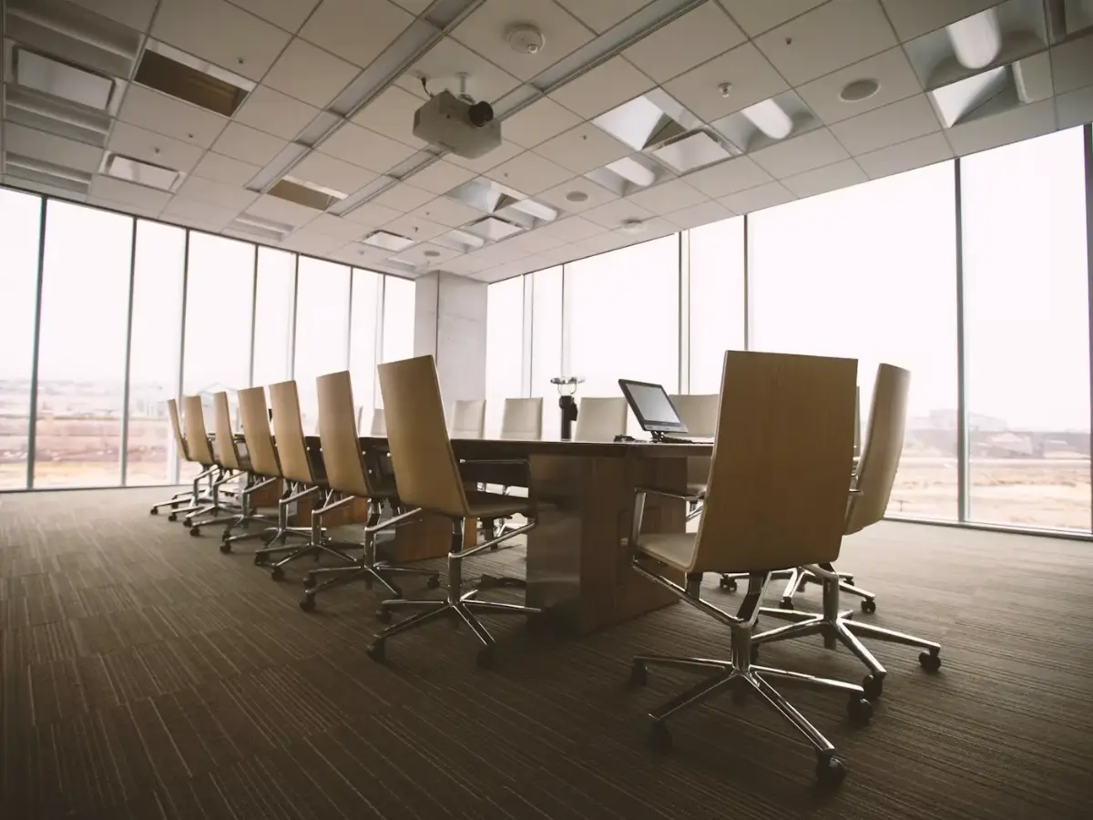 Sala de reunião sem película: sol forte e ofuscamento