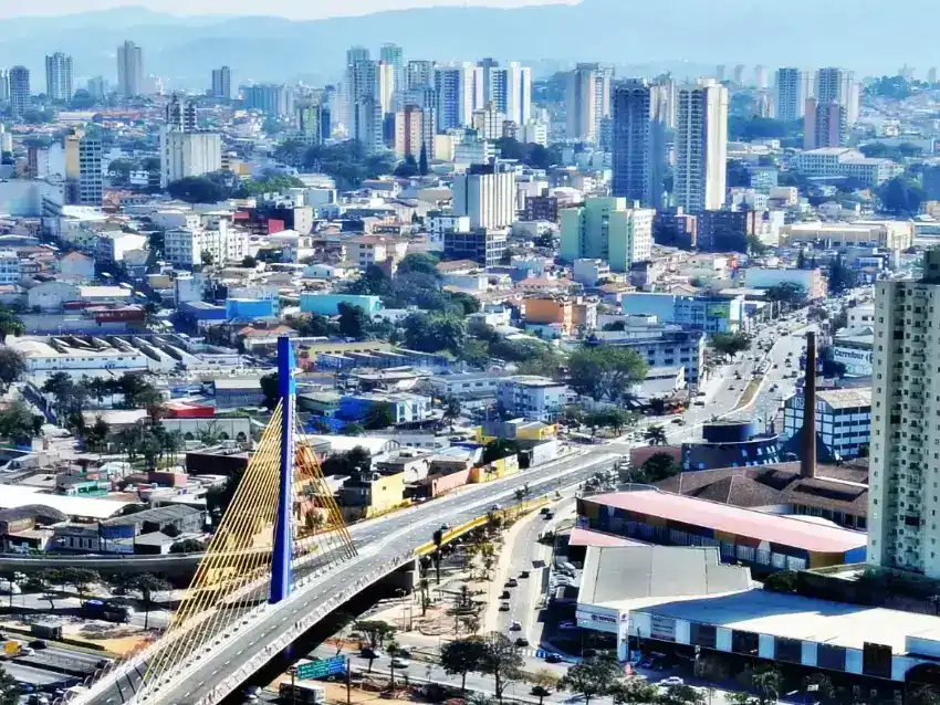 Vista urbana de Guarulhos com o viaduto Cidade de Guarulhos