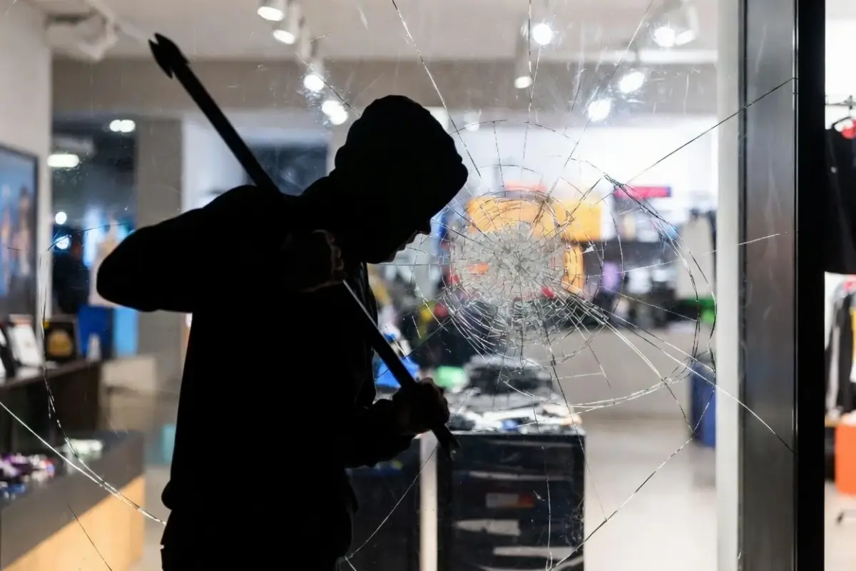 Vitrine comercial com vidro trincado mantido inteiro pela película de segurança