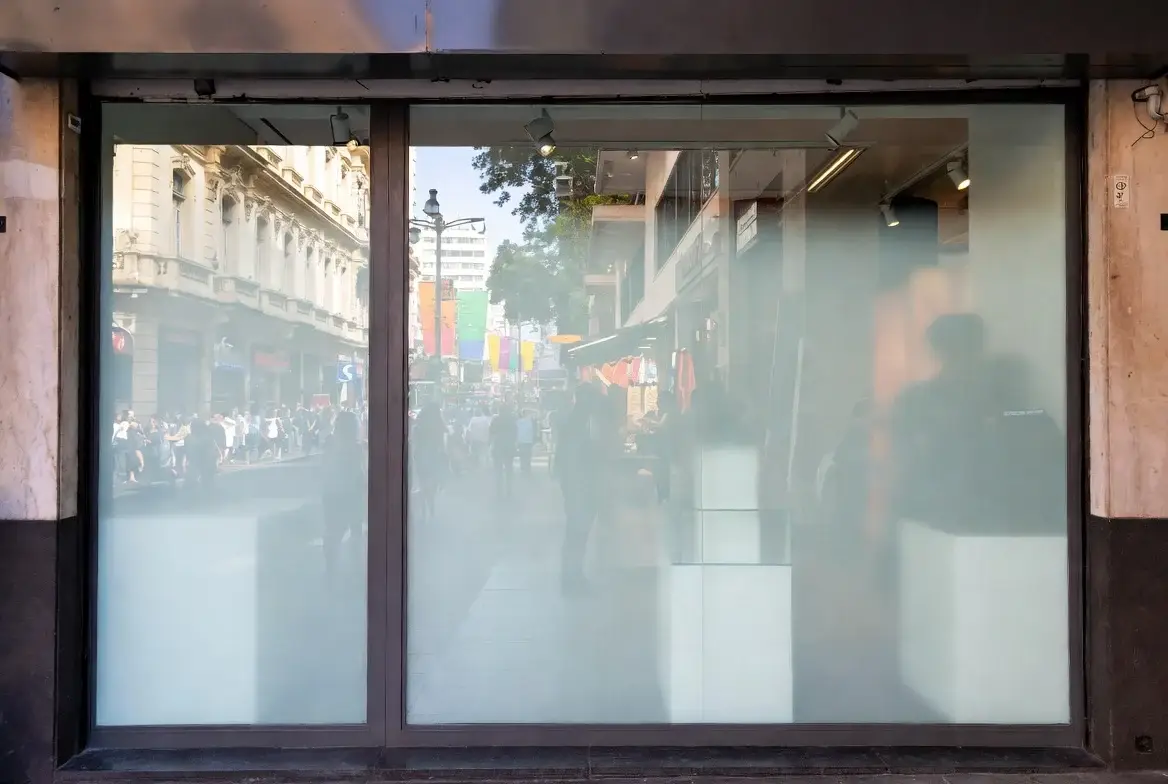 Vitrine de fachada comercial com adesivo jateado