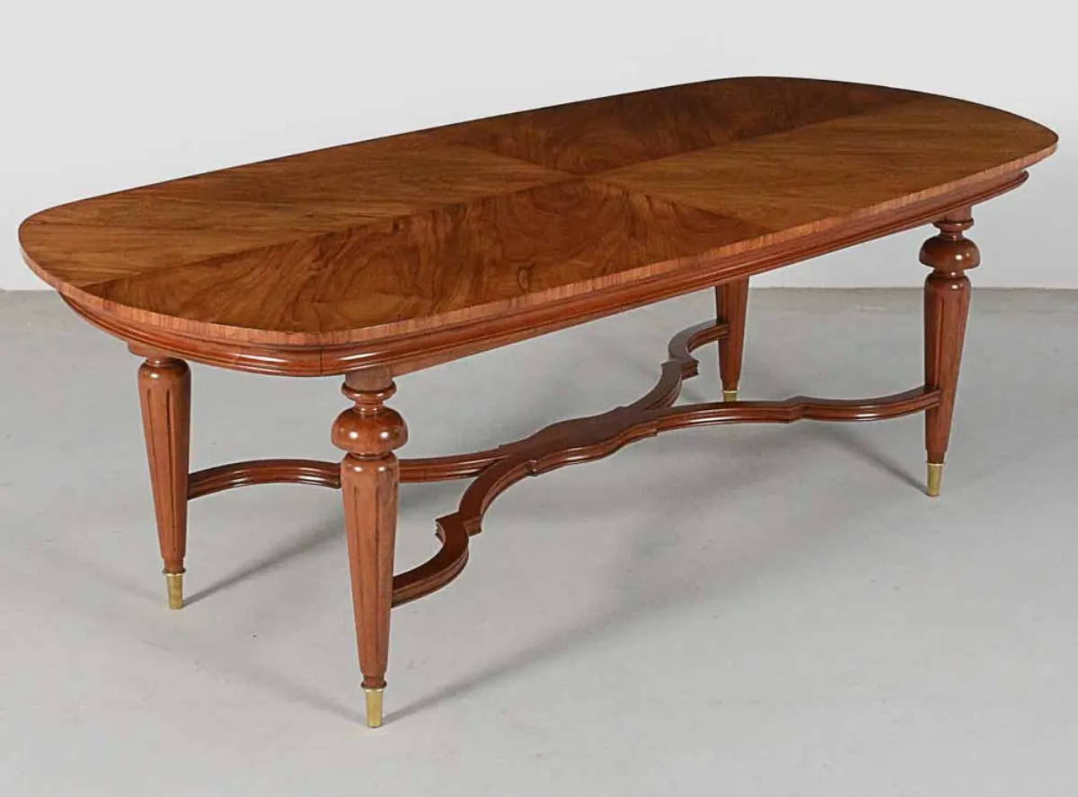 Mesa de jantar de madeira cavíuna nobre com pés torneados